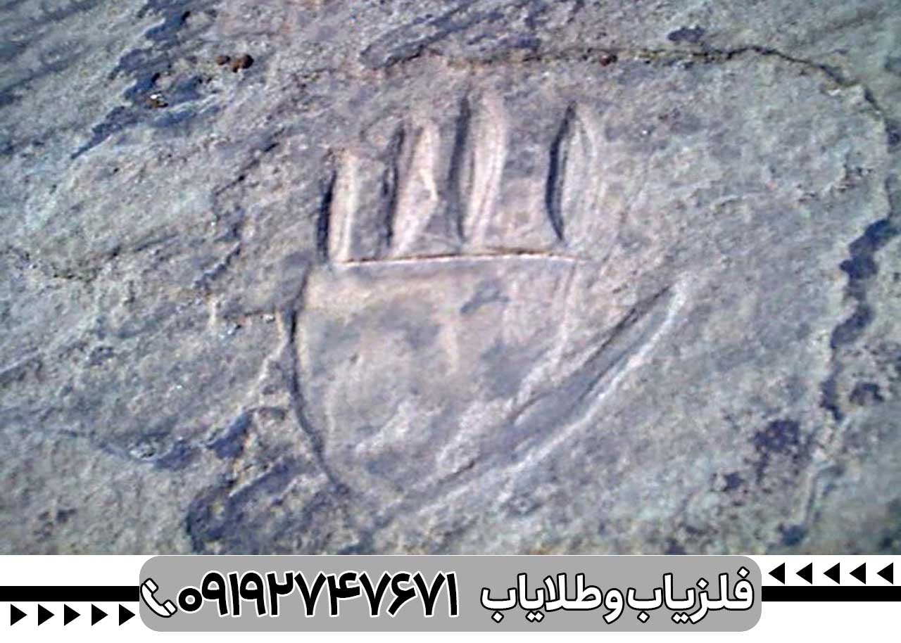 تصویری از نماد دست در دفینه یابی